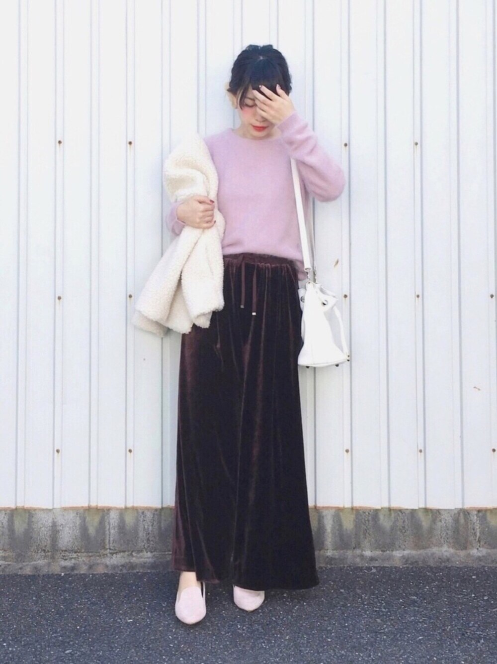 「シンプル、fashion、雨の日コーデ、大人カジュアル、ベロアパンツ、モヘアニット、ピンク、ootd、ワイドパンツ」｜「IENAの《追加》アンゴラファーショートプルオーバー◆（ニット/セーター、ピンク系）」を使った、まいさん（レディース・164cm）の冬コーディネートの1枚目の写真