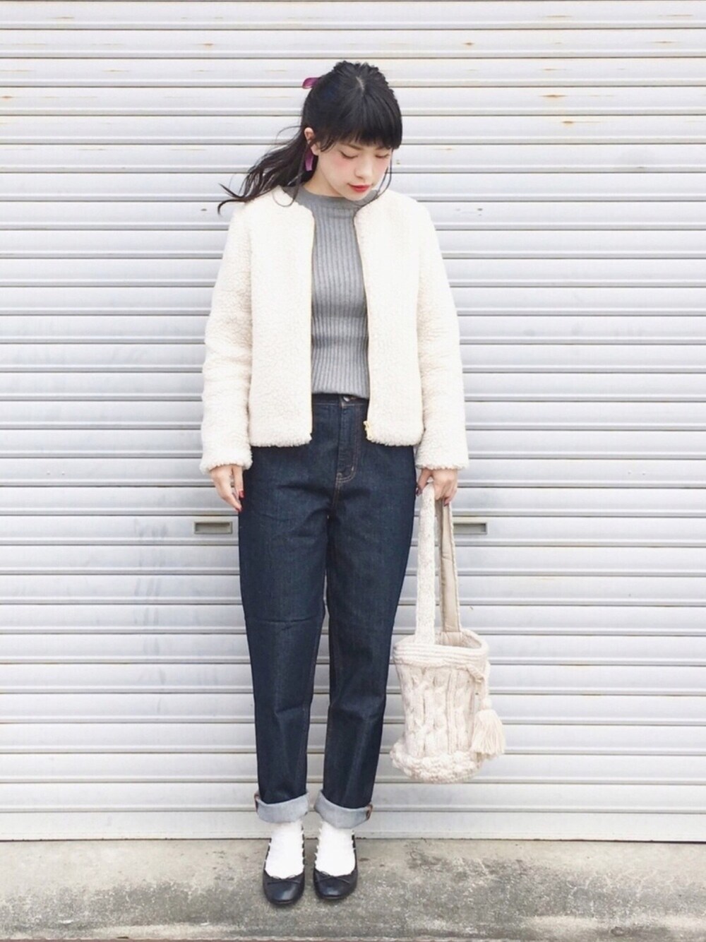 「カジュアルコーデ、冬、きれいめカジュアル、ゆるコーデ、大人カジュアル、ootd、デニム、リブニット、プチプラ、白ソックス」｜「SLOBE IENAのボアノーカラーショートブルゾン◆（ブルゾン、ベージュ系）」を使った、まいさん（レディース・164cm）の冬コーディネートの1枚目の写真