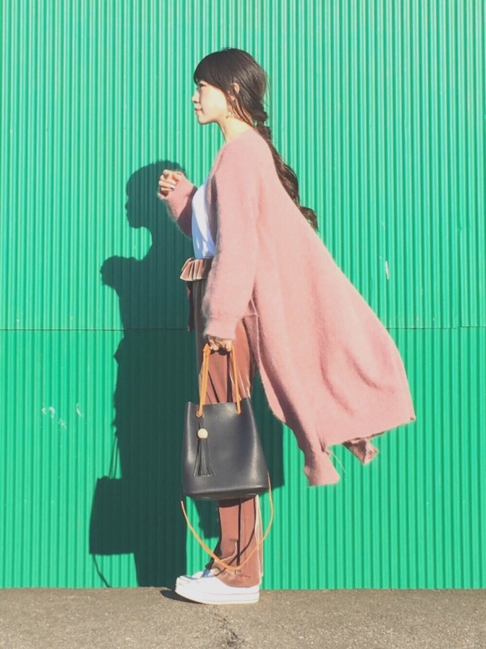 「ガウン、冬、シンプル、ベロアパンツ、カジュアル、大人カジュアル、トートバッグ、スニーカー、ハイウエスト、ワイドパンツ」｜「SNIDELのシャギーニットロングカーディガン（カーディガン/ボレロ、レッド系）」を使った、まいさん（レディース・164cm）の冬コーディネートの1枚目の写真