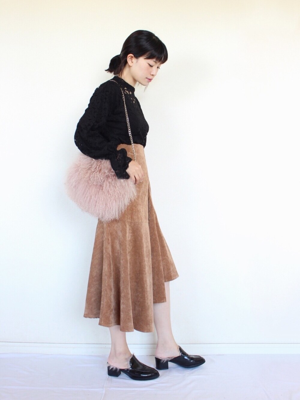 「ootd、オトナ女子、カジュアルコーデ、スカート、ファー小物、レース、レーストップス、ファーバッグ、ブラウン、シンプル」｜「IG:mai1220のアイテム（その他、その他）」を使った、まいさん（レディース・164cm）の秋コーディネートの1枚目の写真