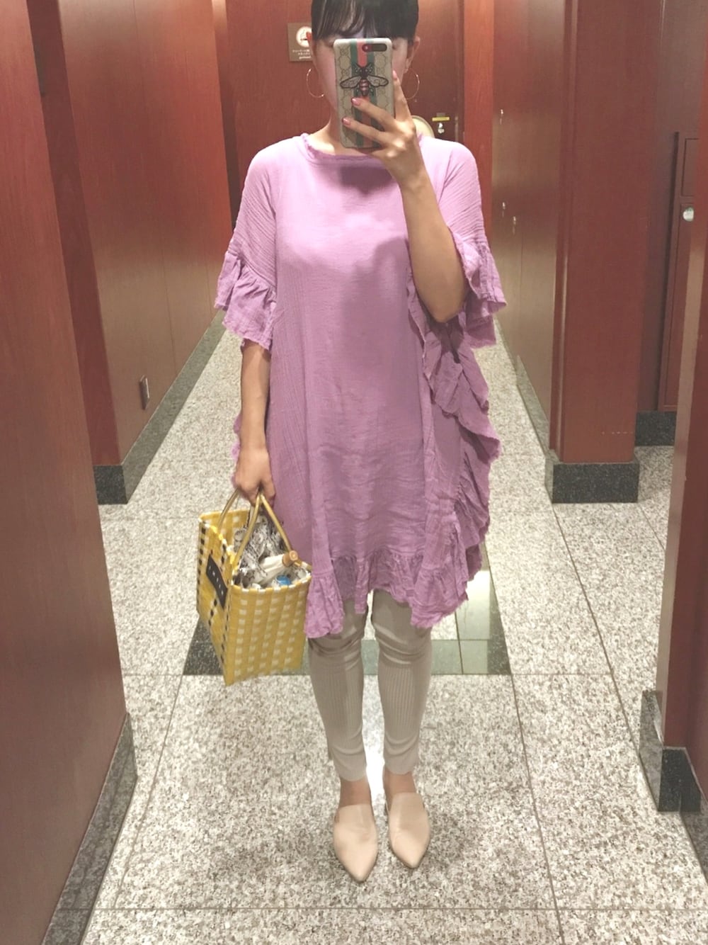 パープル系のチュニック、イエロー系のかごバッグ、その他のその他を着用したレディースの夏コーディネートの1枚目の写真