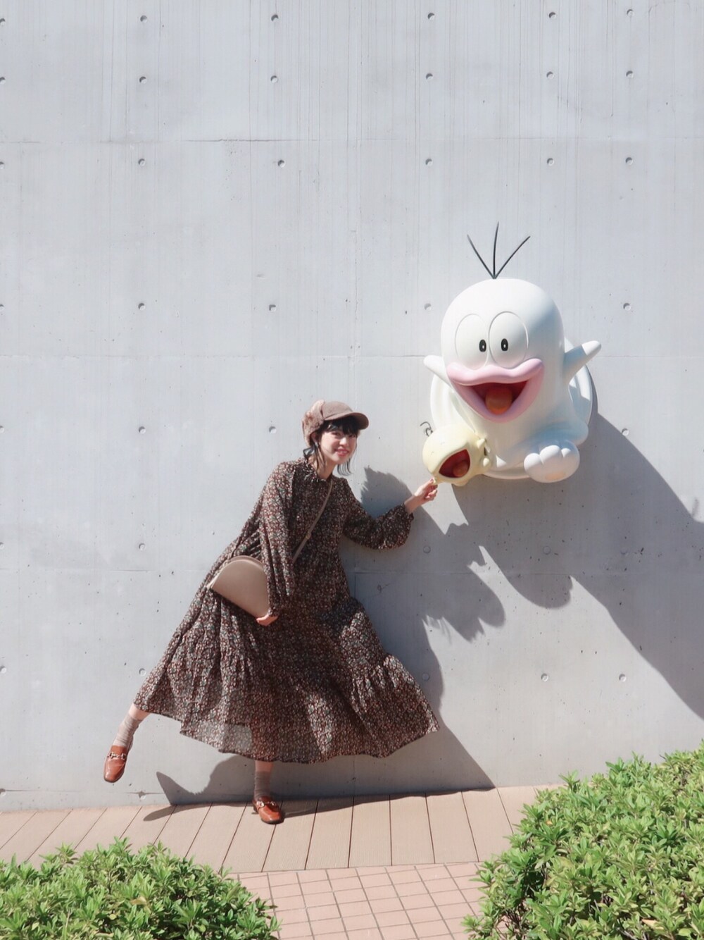 ブラウン系のワンピース、ベージュ系のショルダーバッグ、イエロー系のローファーを着用したレディースの秋コーディネートの1枚目の写真