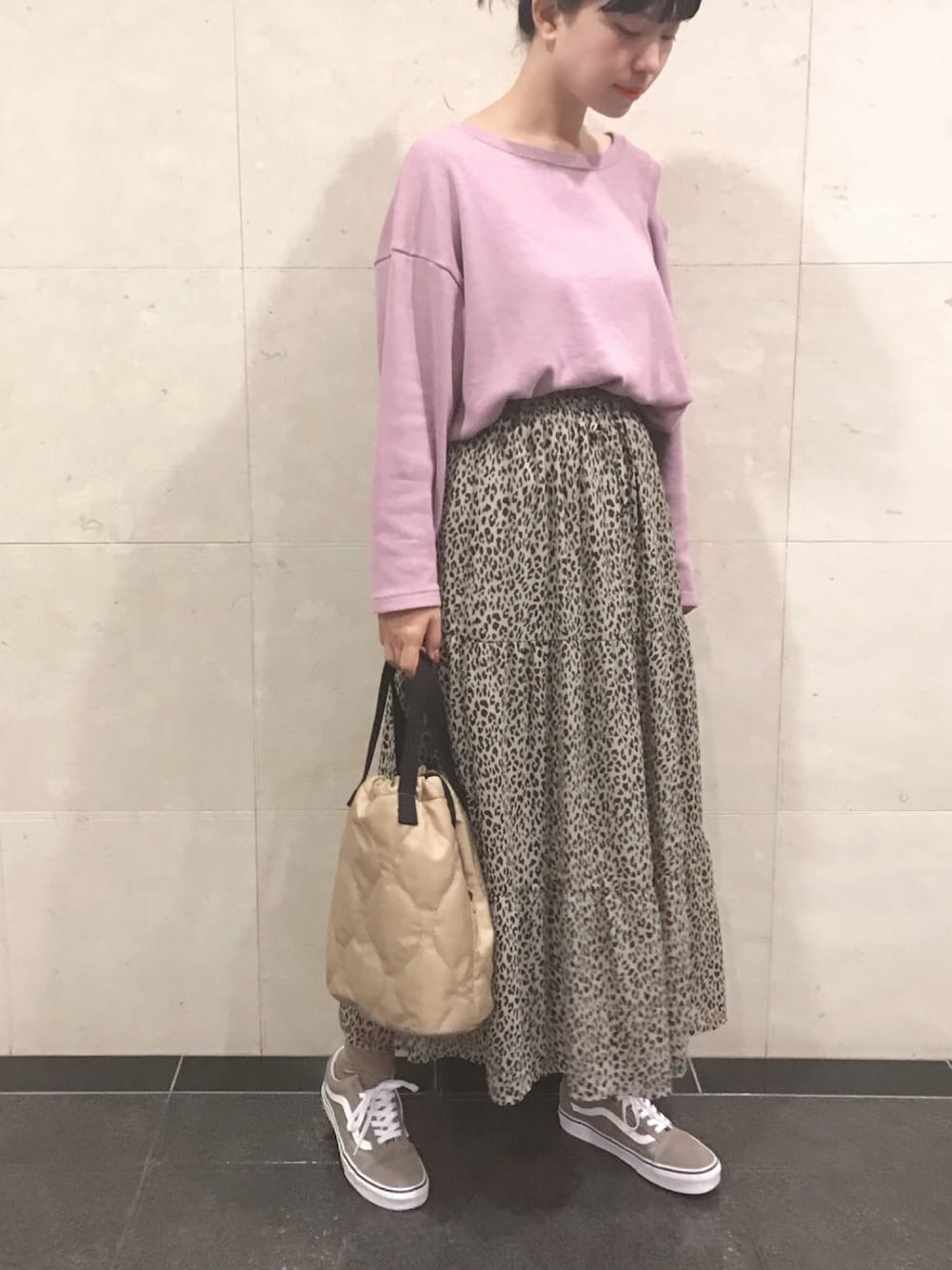 「シンプルコーデ、休日スタイル、カジュアル、秋のコーデ、レオパード、レオパードスカート、VANS、大人カジュアル、ROKU」｜「IG:mai1220のアイテム（その他、その他）」を使った、まいさん（レディース・164cm）の秋コーディネートの1枚目の写真