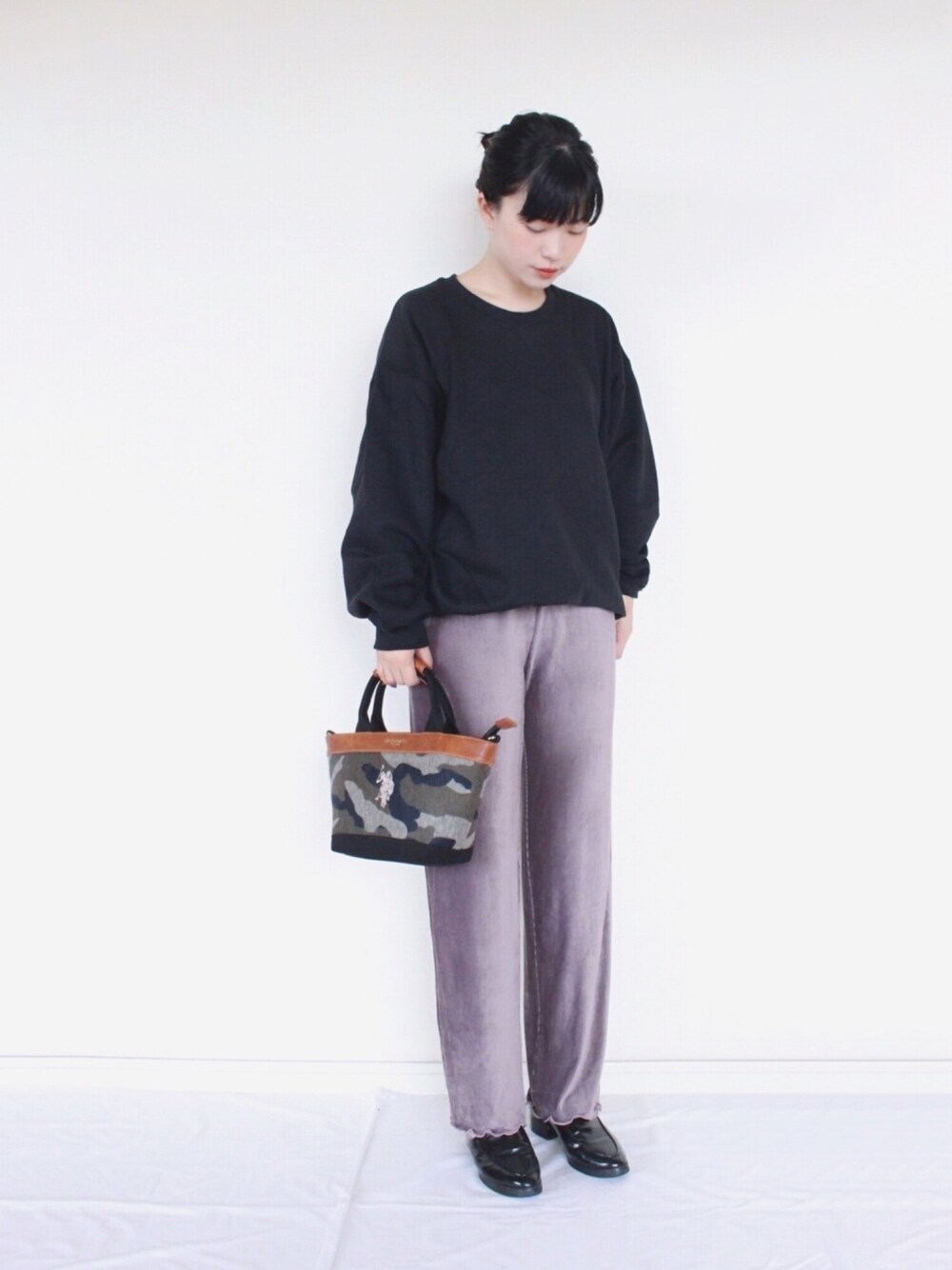 ブラック系のスウェット、ブラウン系のその他パンツ、グリーン系のトートバッグを着用したレディースの秋コーディネートの1枚目の写真