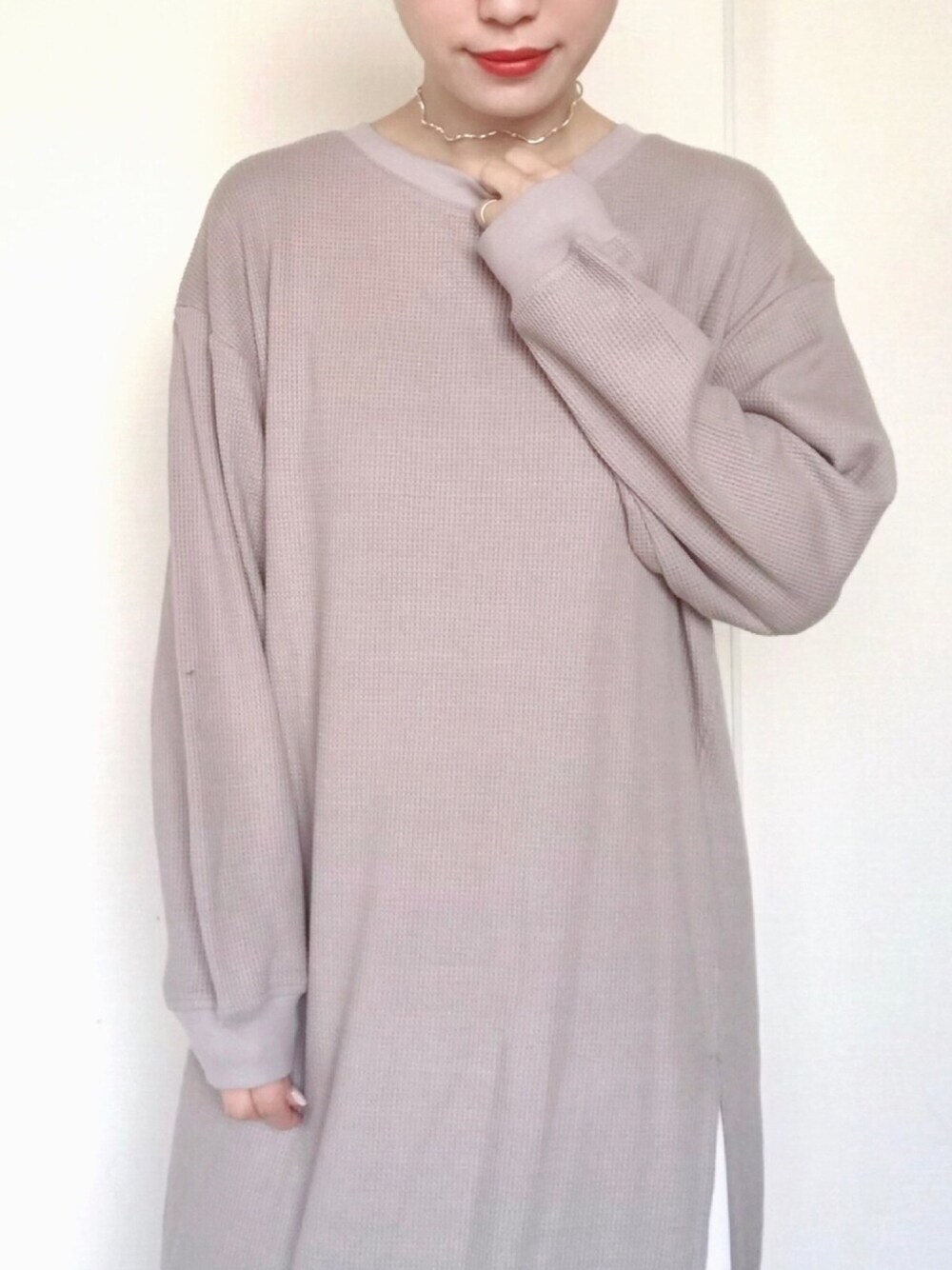 ベージュ系のワンピース、その他のその他、ホワイト系のネックレスを着用したレディースの冬コーディネートの1枚目の写真