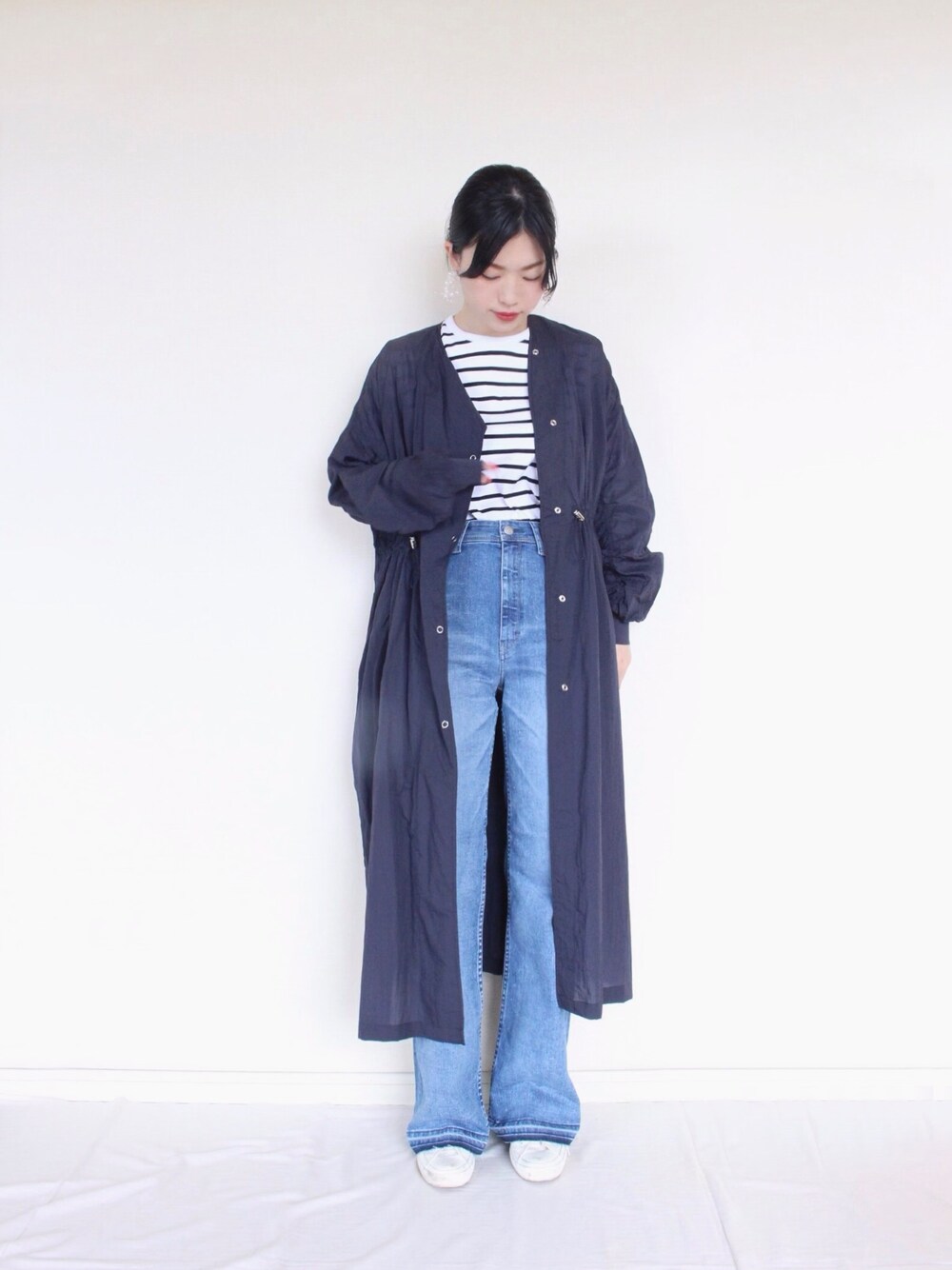 ブルー系のその他アウター、ブルー系のデニムパンツ、その他のその他を着用したレディースの春コーディネートの1枚目の写真