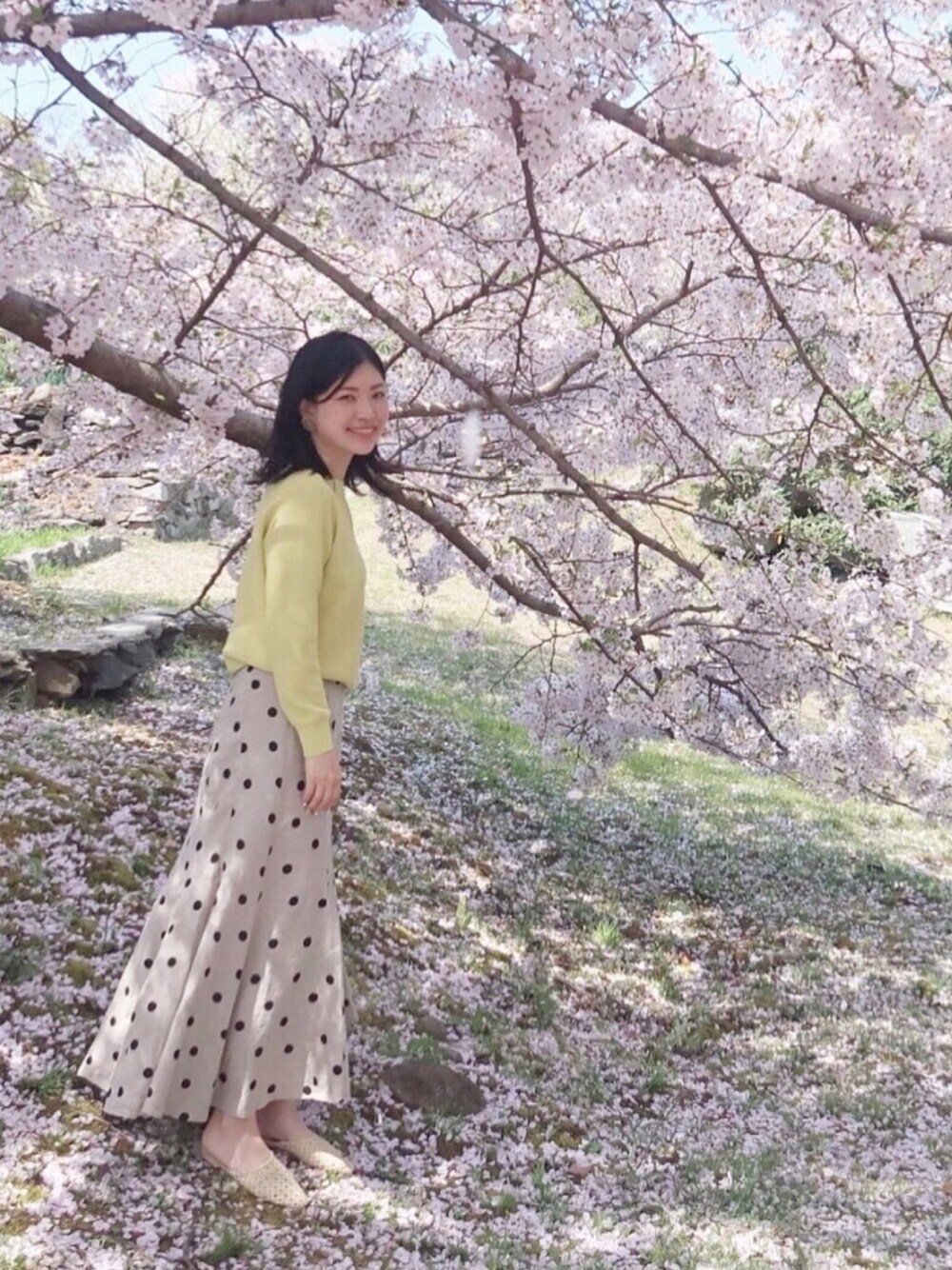 「春、オトナカジュアル、大人カジュアル、シンプルコーデ、休日コーデ、ドットスカート、イエロー、リネンスカート、花見、ロングスカート」｜「IG:mai1220のアイテム（その他、その他）」を使った、まいさん（レディース・164cm）の春コーディネートの1枚目の写真
