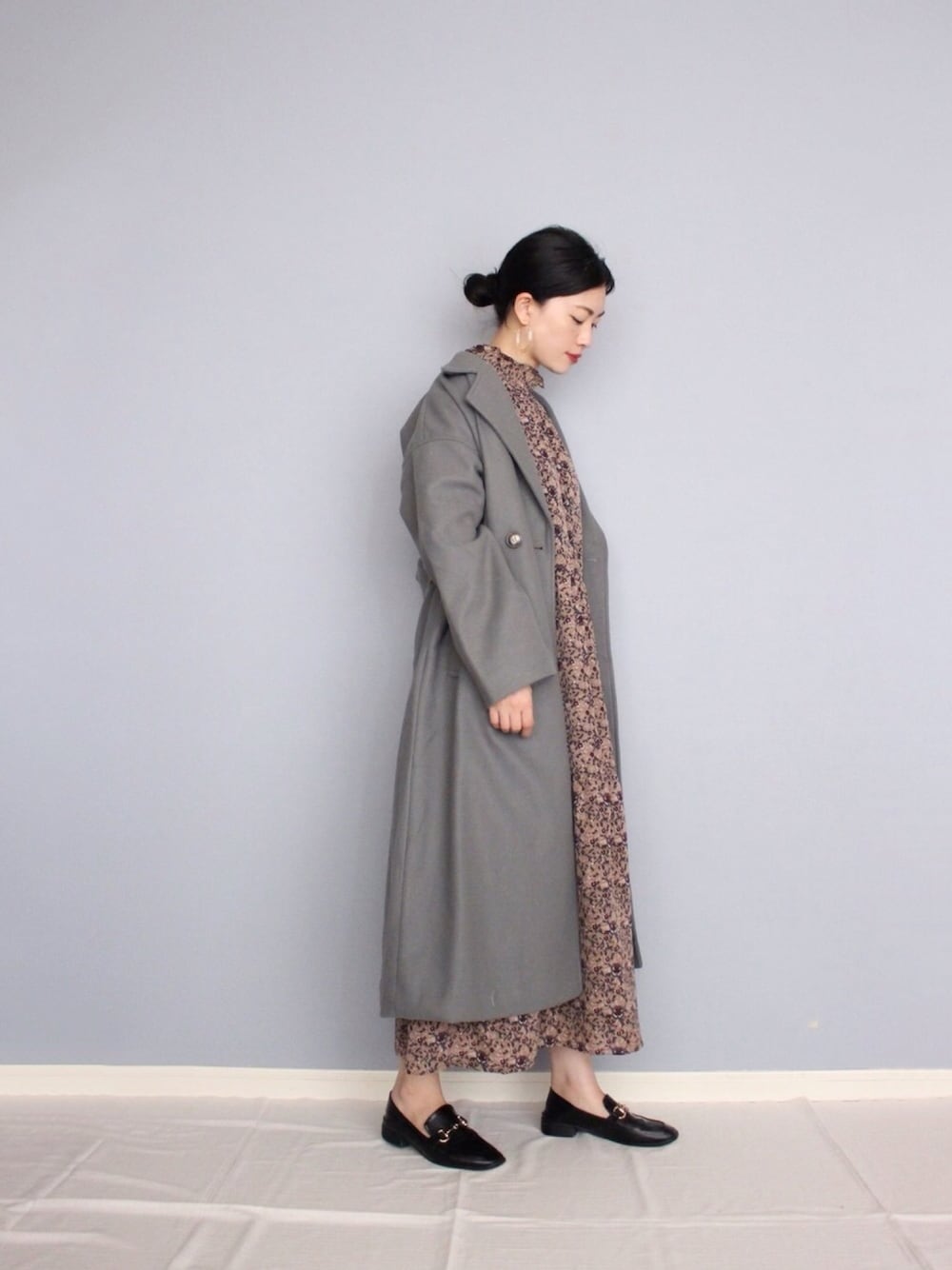 ベージュ系のワンピース、グリーン系のチェスターコート、その他のその他を着用したレディースの秋コーディネートの1枚目の写真