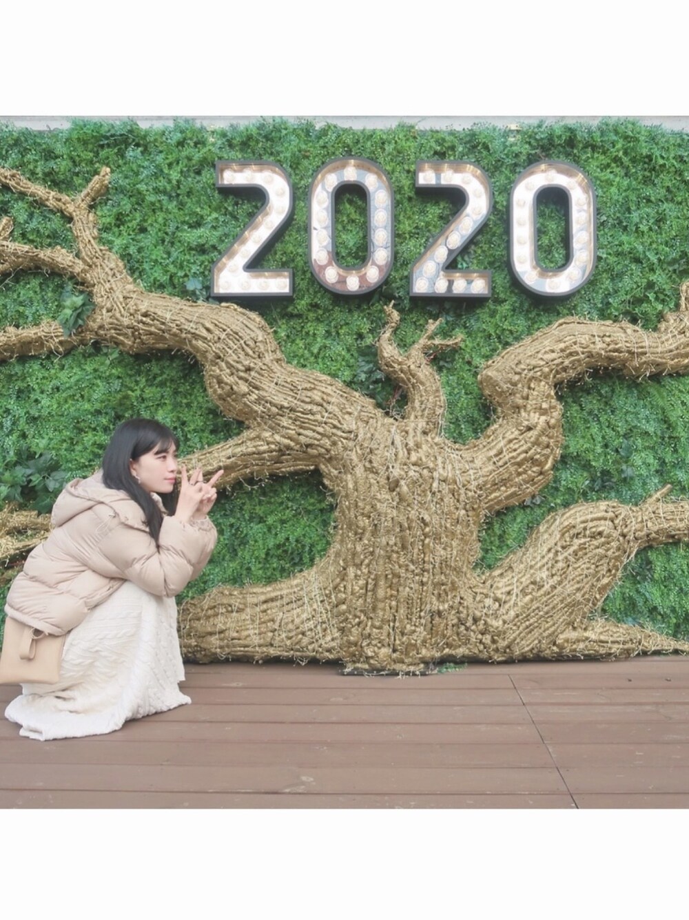 ベージュ系のダウンジャケット/コート、ブラウン系のスカート、その他のその他を着用したレディースの冬コーディネートの1枚目の写真