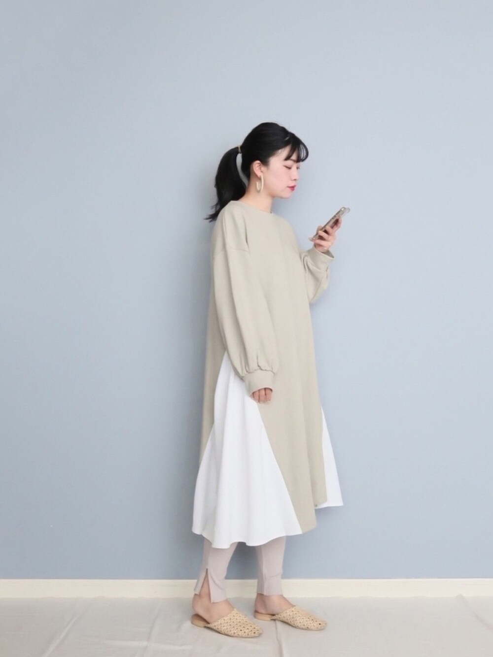 ホワイト系のワンピース/ドレス、ベージュ系のサンダル、その他のその他を着用したレディースの春コーディネートの1枚目の写真