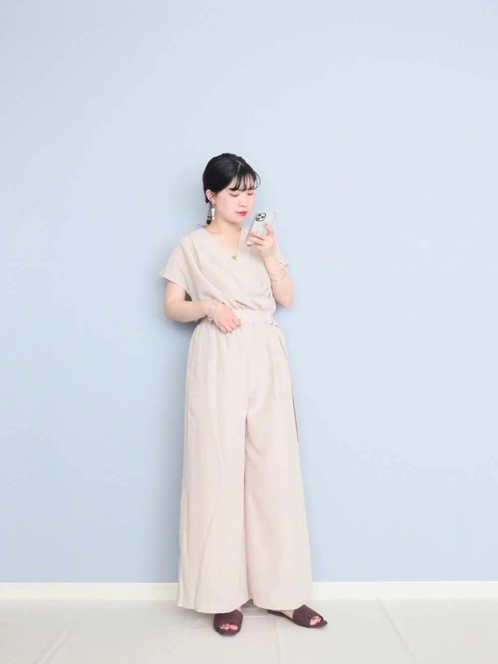 ホワイト系のサロペット/オーバーオール、ブラウン系のサンダル、その他のその他を着用したレディースの春コーディネートの1枚目の写真