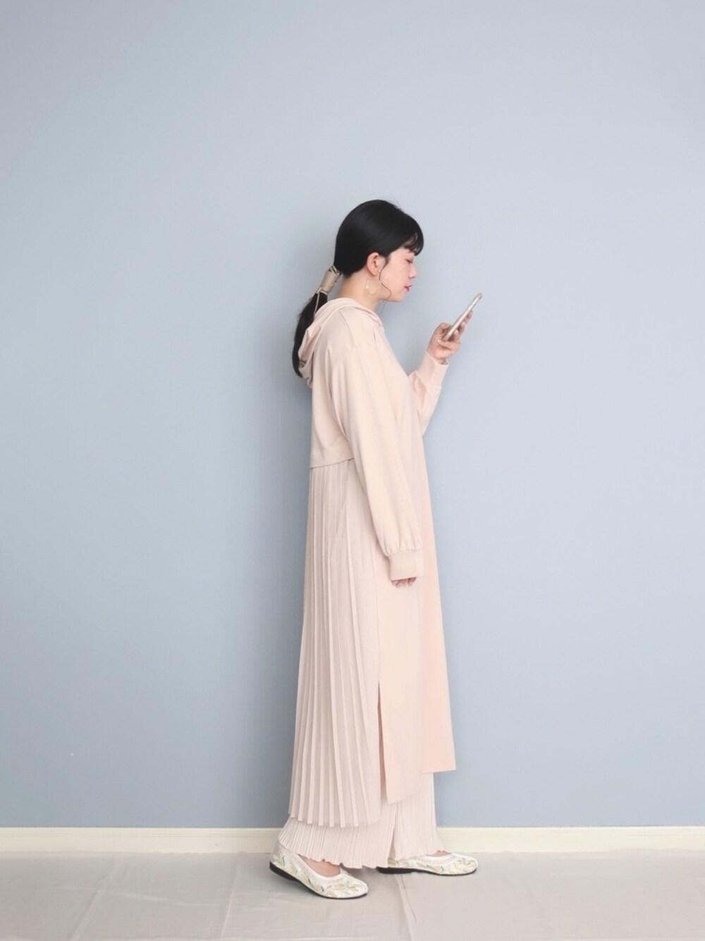 ベージュ系のワンピース、ホワイト系のその他パンツ、ホワイト系のその他シューズを着用したレディースの夏コーディネートの1枚目の写真