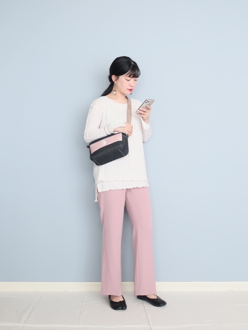 ホワイト系のTシャツ/カットソー、ブラック系のショルダーバッグ、ピンク系のその他パンツを着用したレディースの夏コーディネートの1枚目の写真