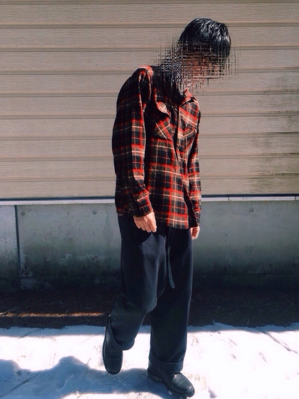 ブラック系のブーツ、ホワイト系のTシャツ/カットソー、レッド系のシャツ/ブラウスを着用したメンズの冬コーディネートの1枚目の写真