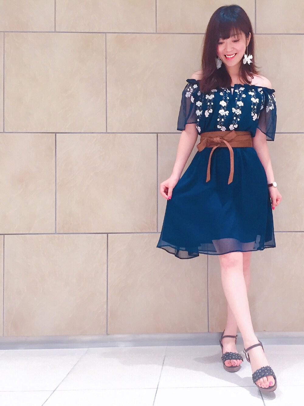 「休日スタイル、キレイめ、夏コーデ、大人カジュアル、ワンピース、刺繍、サッシュベルト、ウィルセレクション、willselection、BSTR」｜「Jemicaのアイテム（ピアス（両耳用）、ホワイト系）」を使った、Makoさん（レディース・159cm）の夏コーディネートの1枚目の写真
