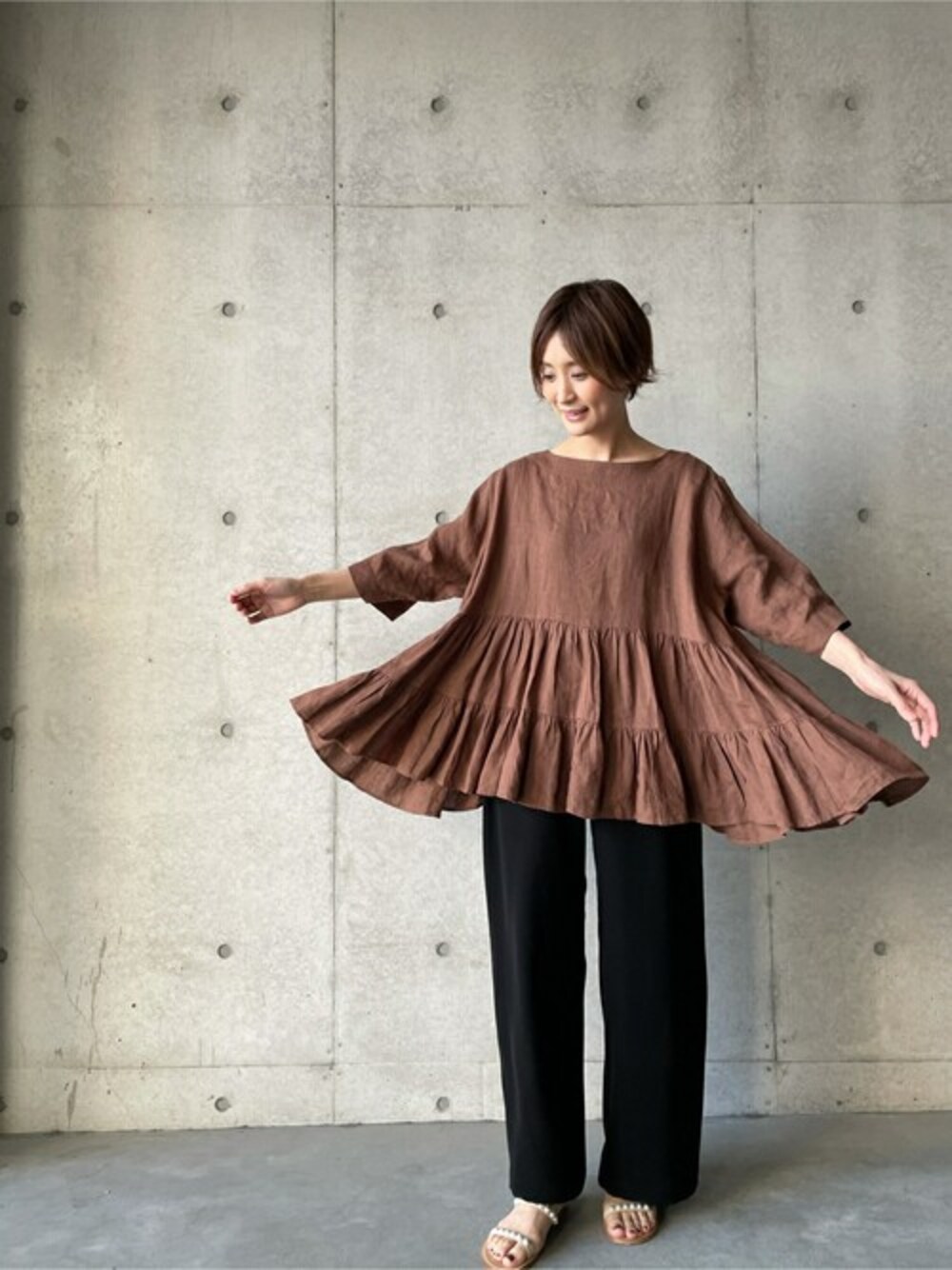 ブラウン系のシャツ/ブラウス、ブラック系のその他パンツ、ブラック系のサンダルを着用したレディースの春コーディネートの1枚目の写真
