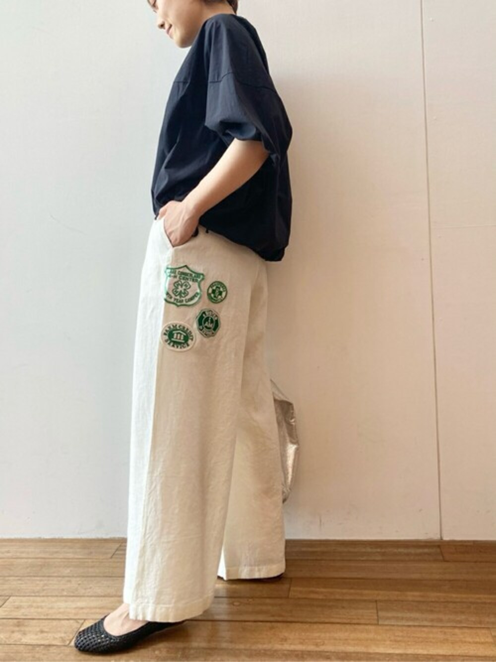 ブラック系のシャツ/ブラウス、ホワイト系のその他パンツ、シルバー系のトートバッグを着用したレディースの春コーディネートの1枚目の写真