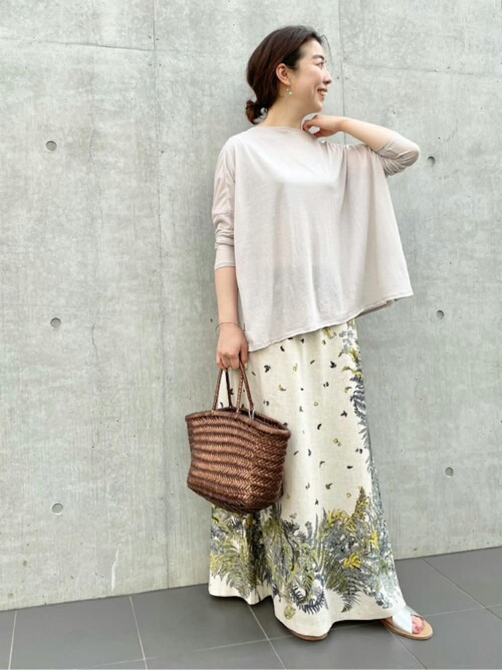 ベージュ系のカーディガン/ボレロ、ベージュ系のスカート、その他のトートバッグを着用したレディースの春コーディネートの1枚目の写真