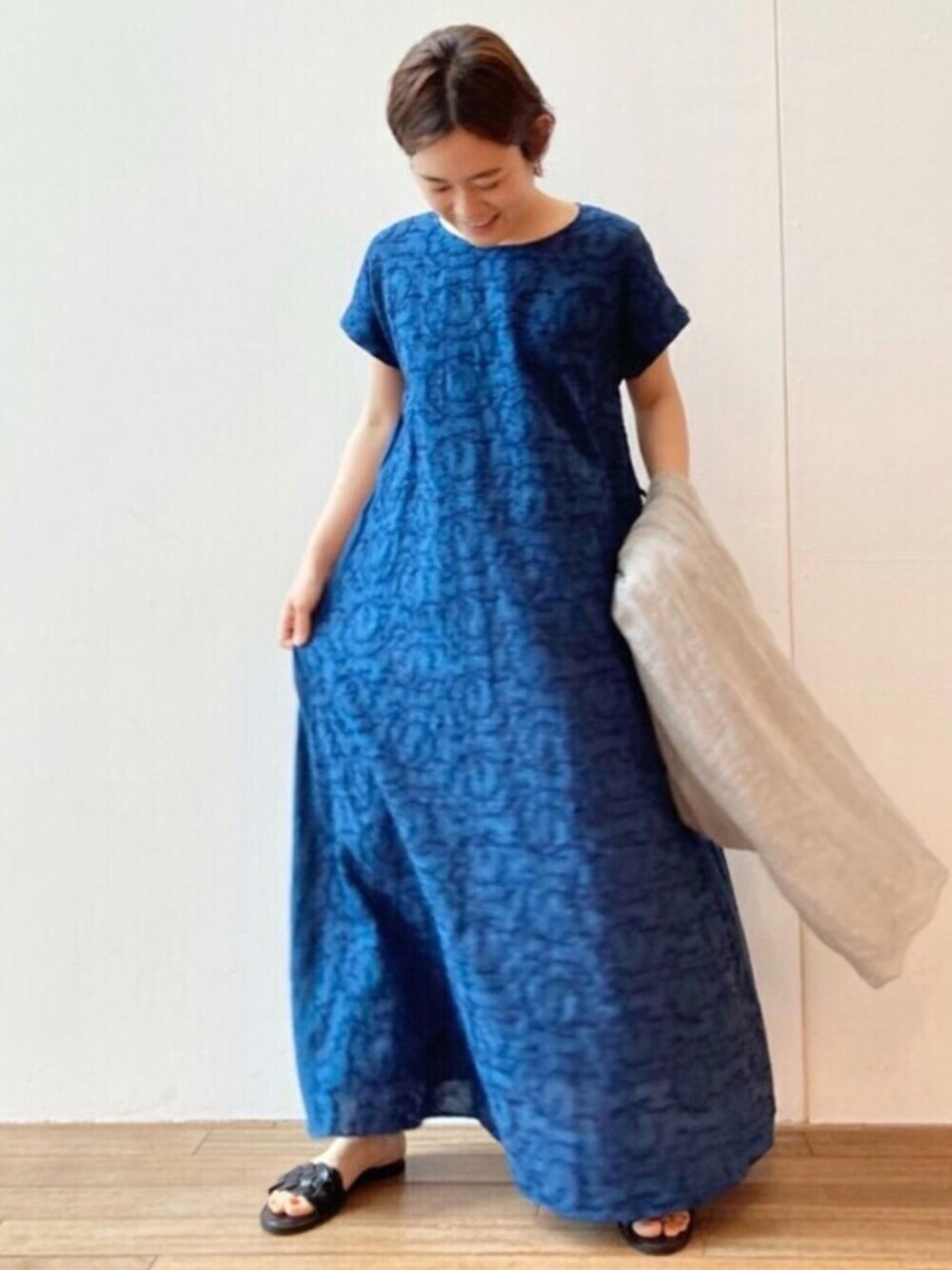 「ワンピース、ストール、レザー、faliero sarti、サンダル、ロングワンピース、レザーサンダル、花刺繍、BEARDSLEY、花刺繍ロングワンピース」｜「BEARDSLEYの花刺繍ロングワンピース（ワンピース、ブルー系）」を使った、BEARDSLEYさん（レディース・165cm）の春コーディネートの1枚目の写真