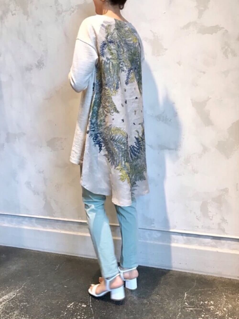 ベージュ系のニット/セーター、グリーン系のその他パンツ、グレー系のTシャツ/カットソーを着用したレディースの春コーディネートの1枚目の写真