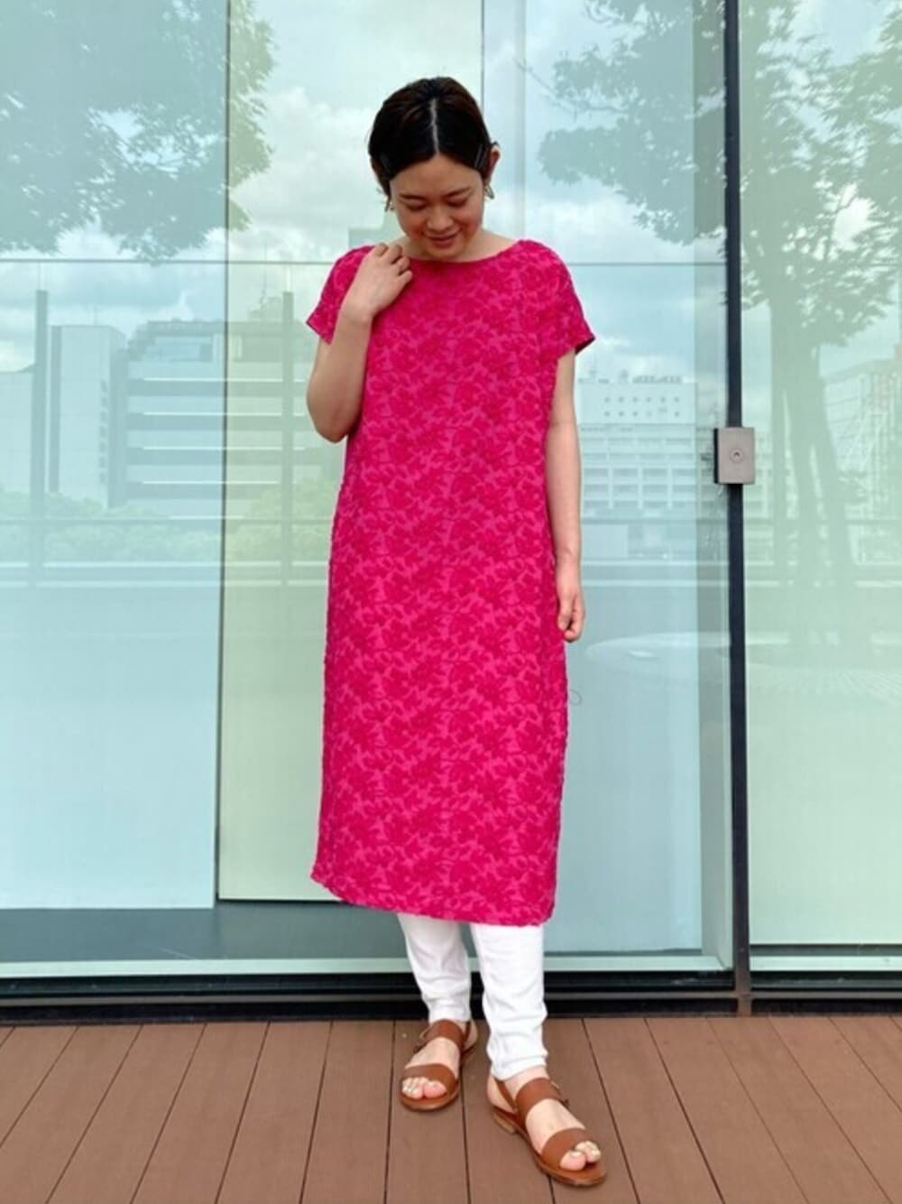 ピンク系のワンピース、ホワイト系のその他パンツ、ブラウン系のサンダルを着用したレディースの春コーディネートの1枚目の写真