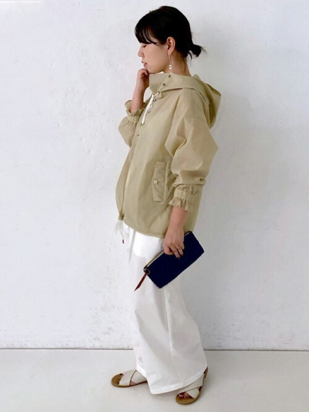 ベージュ系のその他アウター、ホワイト系のその他パンツ、ホワイト系のその他シューズを着用したレディースの夏コーディネートの1枚目の写真