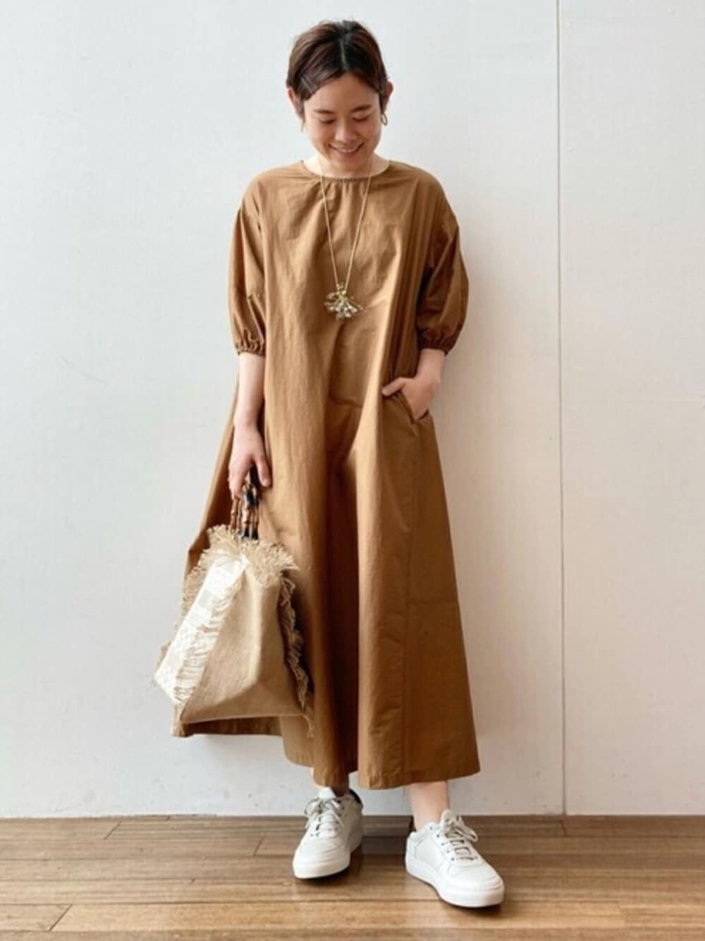 「ネックレス、ワンピース、バッグ、レース、ふんわり、ふんわりワンピース、imayin、イマイン、ROSAMENDEZ、白スニーカー」｜「BEARDSLEYのふんわりワンピース（ワンピース、イエロー系）」を使った、BEARDSLEYさん（レディース・165cm）の春コーディネートの1枚目の写真