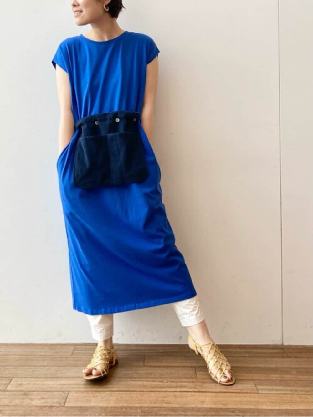 ブルー系のワンピース、ホワイト系のその他パンツを着用したレディースの夏コーディネートの1枚目の写真