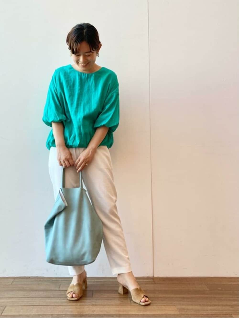 グリーン系のシャツ/ブラウス、ホワイト系のその他パンツ、ブルー系のトートバッグを着用したレディースの夏コーディネートの1枚目の写真