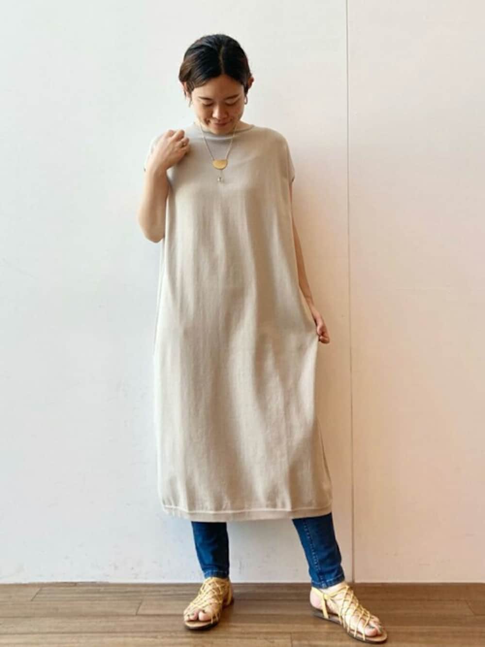 ベージュ系のワンピース、ブルー系のその他パンツ、その他のネックレスを着用したレディースの夏コーディネートの1枚目の写真
