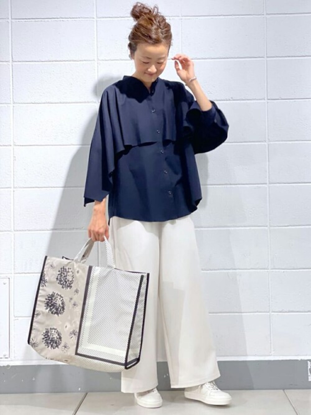 ブルー系のシャツ/ブラウス、ホワイト系のその他パンツを着用したレディースの秋コーディネートの1枚目の写真