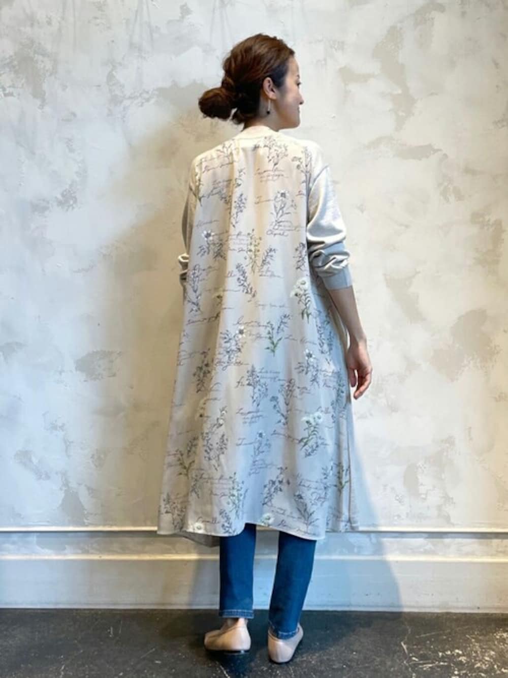 「BEARDSLEYのウシロ花プリントワンピース（ワンピース、ベージュ系）」を使った、BEARDSLEYさん（レディース・166cm）の秋コーディネートの1枚目の写真