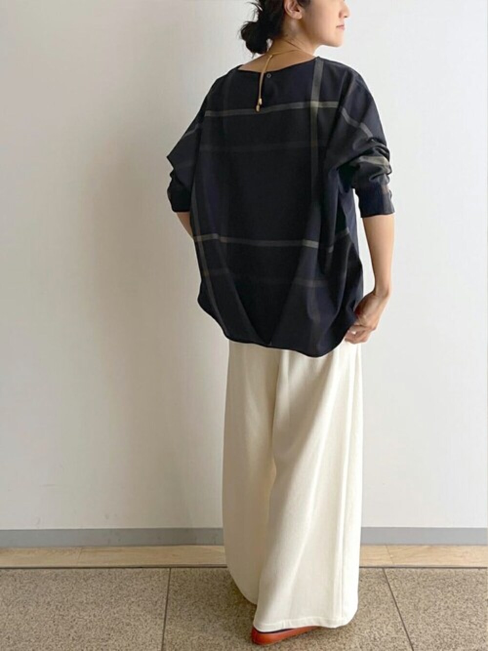 グレー系のTシャツ/カットソー、ホワイト系のその他パンツ、レッド系のその他シューズを着用したレディースの秋コーディネートの1枚目の写真