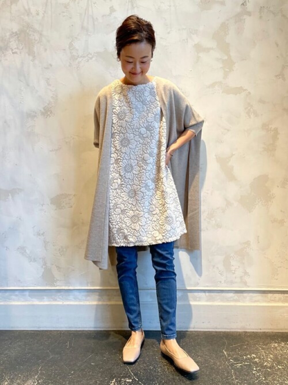 ベージュ系のカーディガン/ボレロ、ベージュ系のニット/セーター、ブルー系のその他パンツを着用したレディースの秋コーディネートの1枚目の写真