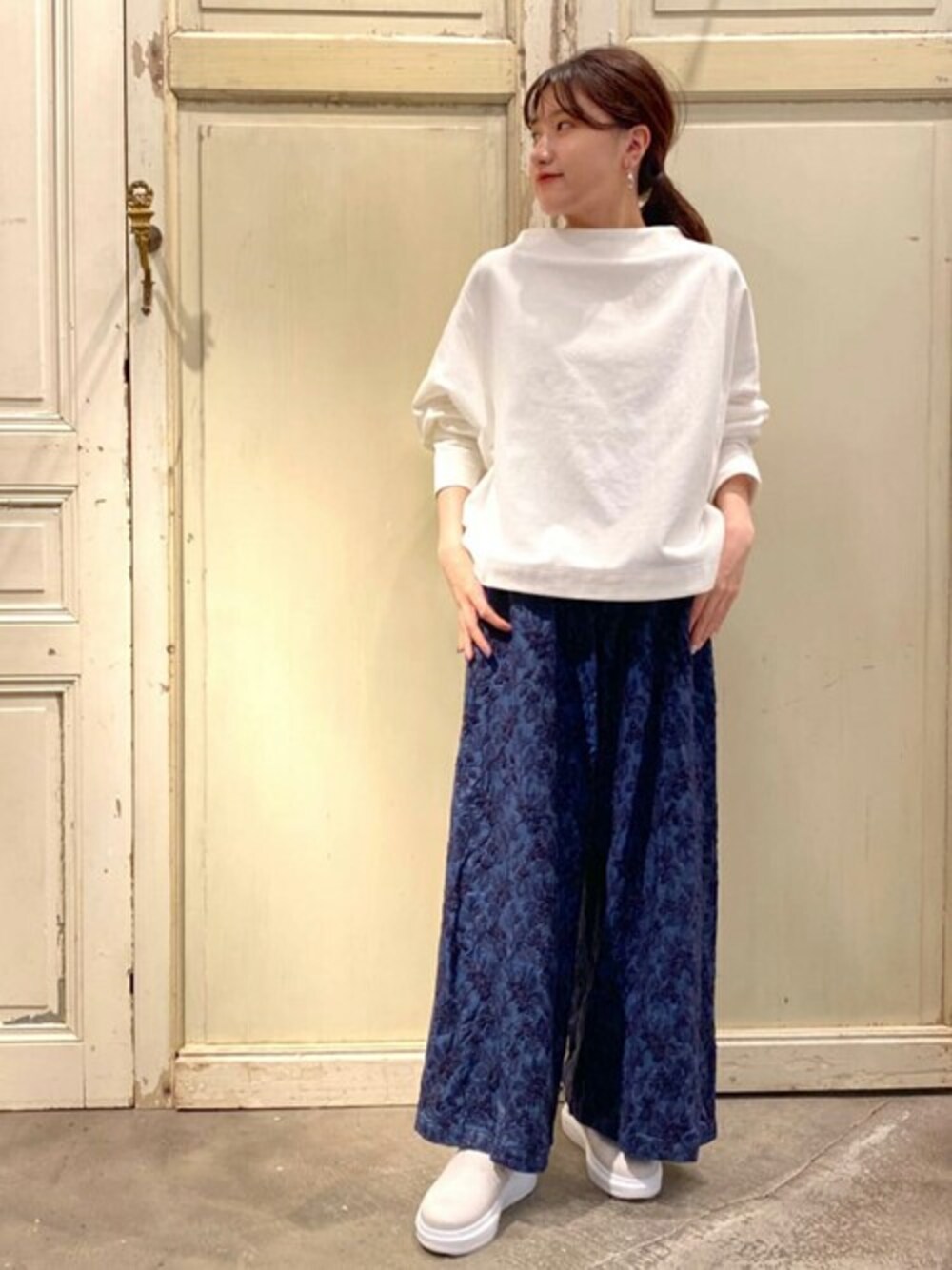 「ホワイト、刺繍、休日スタイル、スリッポン、厚底シューズ、きれいめカジュアル、バギーパンツ、秋コーデ、秋服準備はじめました」｜「BEARDSLEYのボトルネックプルオーバー（Tシャツ/カットソー、ホワイト系）」を使った、BEARDSLEYさん（レディース・157cm）の秋コーディネートの1枚目の写真