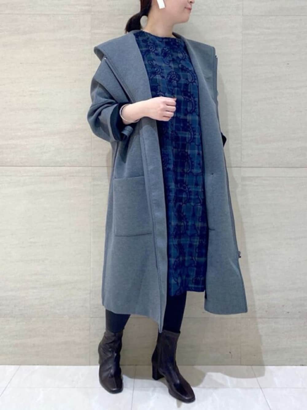 グレー系のその他アウター、ブルー系のワンピース、ブラック系のその他シューズを着用したレディースの秋コーディネートの1枚目の写真