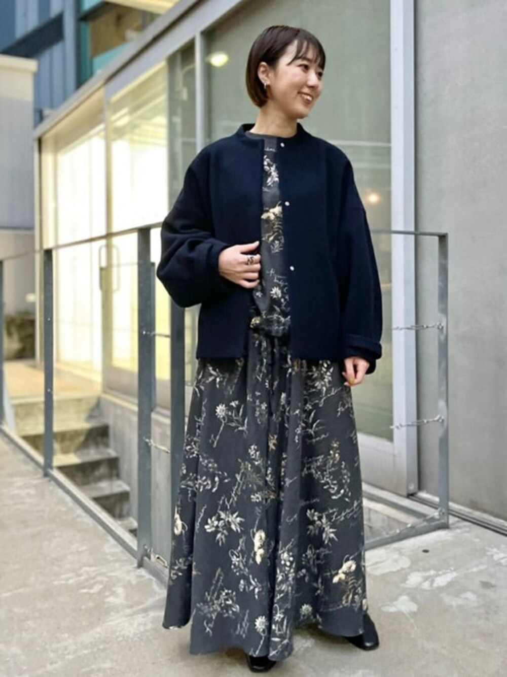 「ビッグシルエット、セットアップ、サルエルパンツ、休日スタイル、サテンパンツ、きれいめカジュアル、リラックススタイル、ゆったりコーデ、秋コーデ、秋服準備はじめました」｜「BEARDSLEYのノーカラーショートコート（ノーカラーコート、ブルー系）」を使った、BEARDSLEYさん（レディース・153cm）の秋コーディネートの1枚目の写真