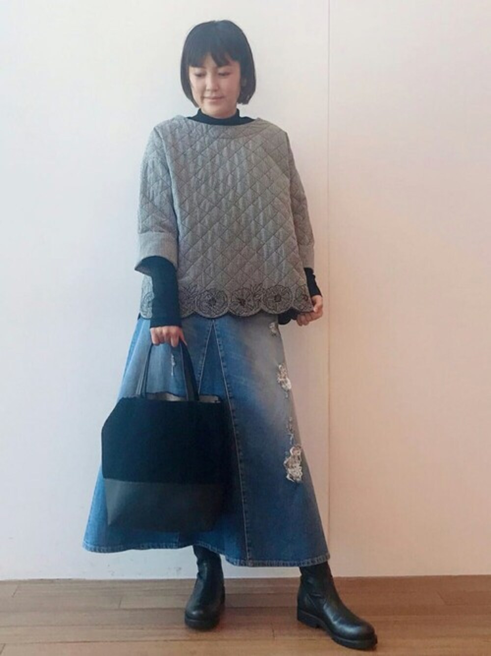 ブラック系のシャツ/ブラウス、ブラック系のTシャツ/カットソー、ブルー系のデニムパンツを着用したレディースの秋コーディネートの1枚目の写真