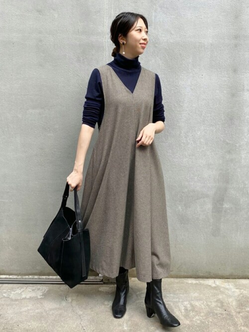 ベージュ系のワンピース、ブラック系のトートバッグ、ブラック系のその他シューズを着用したレディースの秋コーディネートの1枚目の写真