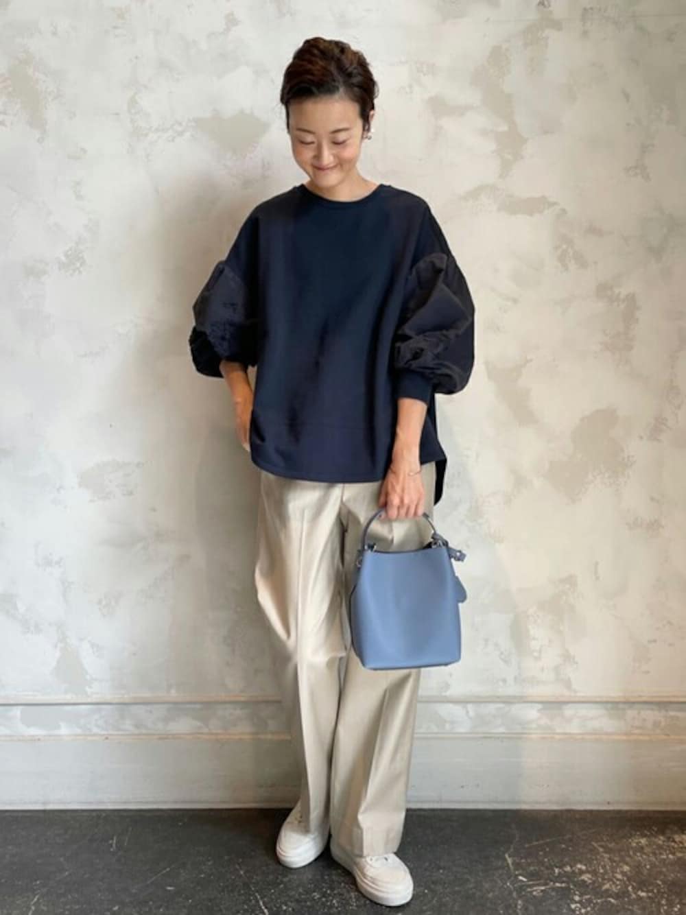 「スウェット、シンプル、バッグ、ネイビー、刺繍、白スニーカー、パンツスタイル、リラックススタイル、高身長女子、ボリューム袖」｜「BEARDSLEYの袖パフトレーナー（Tシャツ/カットソー、ブラック系）」を使った、BEARDSLEYさん（レディース・166cm）の秋コーディネートの1枚目の写真