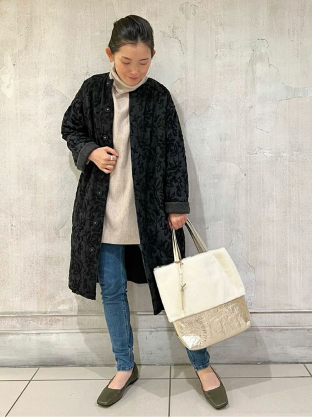 ブラック系のその他アウター、ベージュ系のニット/セーター、ブルー系のその他パンツを着用したレディースの冬コーディネートの1枚目の写真