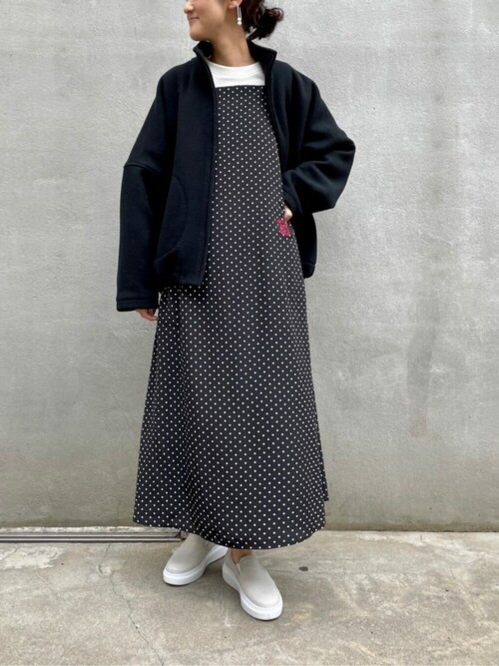 ブラック系のブルゾン、ホワイト系のTシャツ/カットソー、ブラック系のワンピースを着用したレディースの冬コーディネートの1枚目の写真