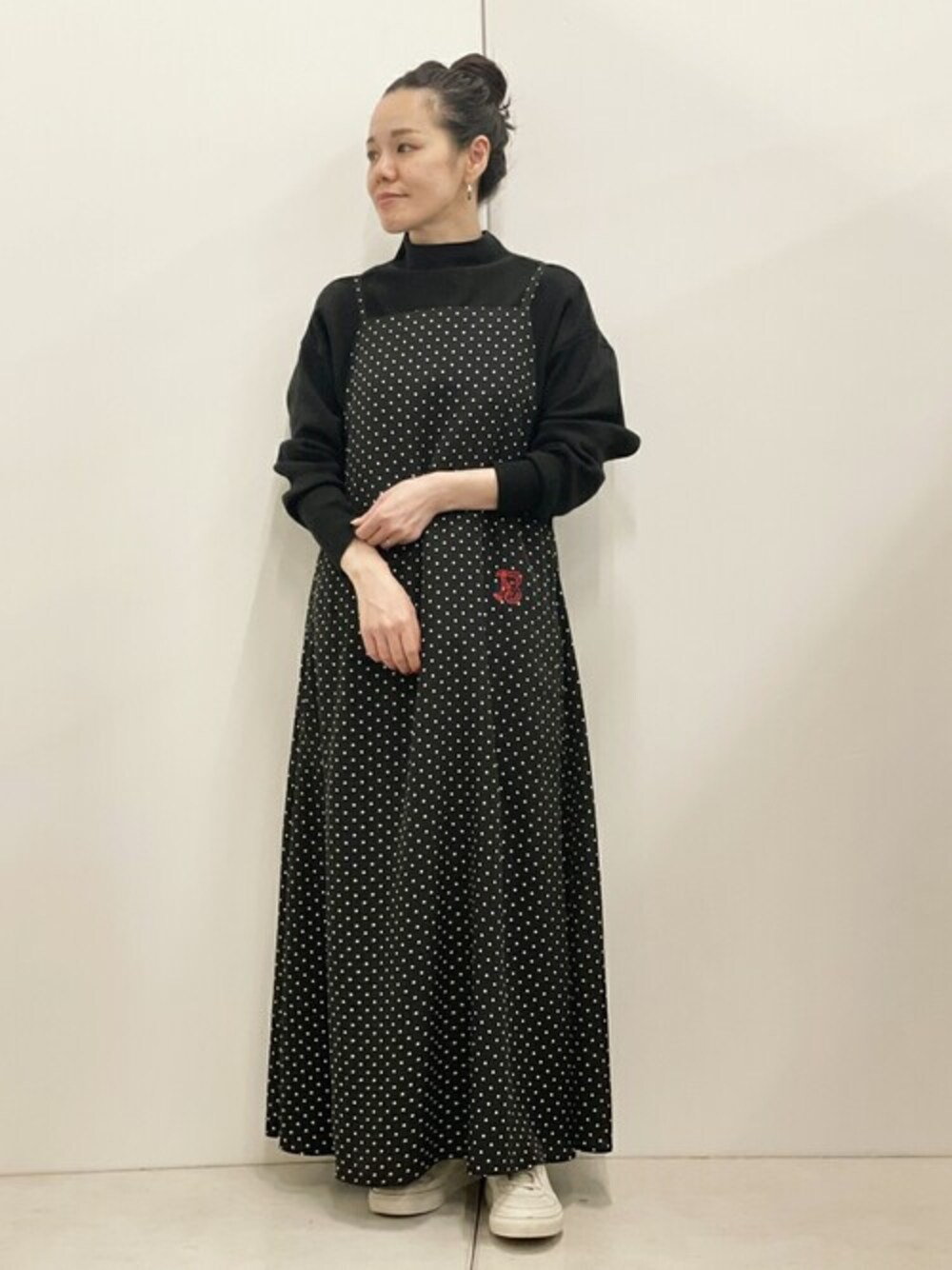 ブラック系のTシャツ/カットソー、ブラック系のワンピース、シルバー系のスニーカーを着用したレディースの冬コーディネートの1枚目の写真