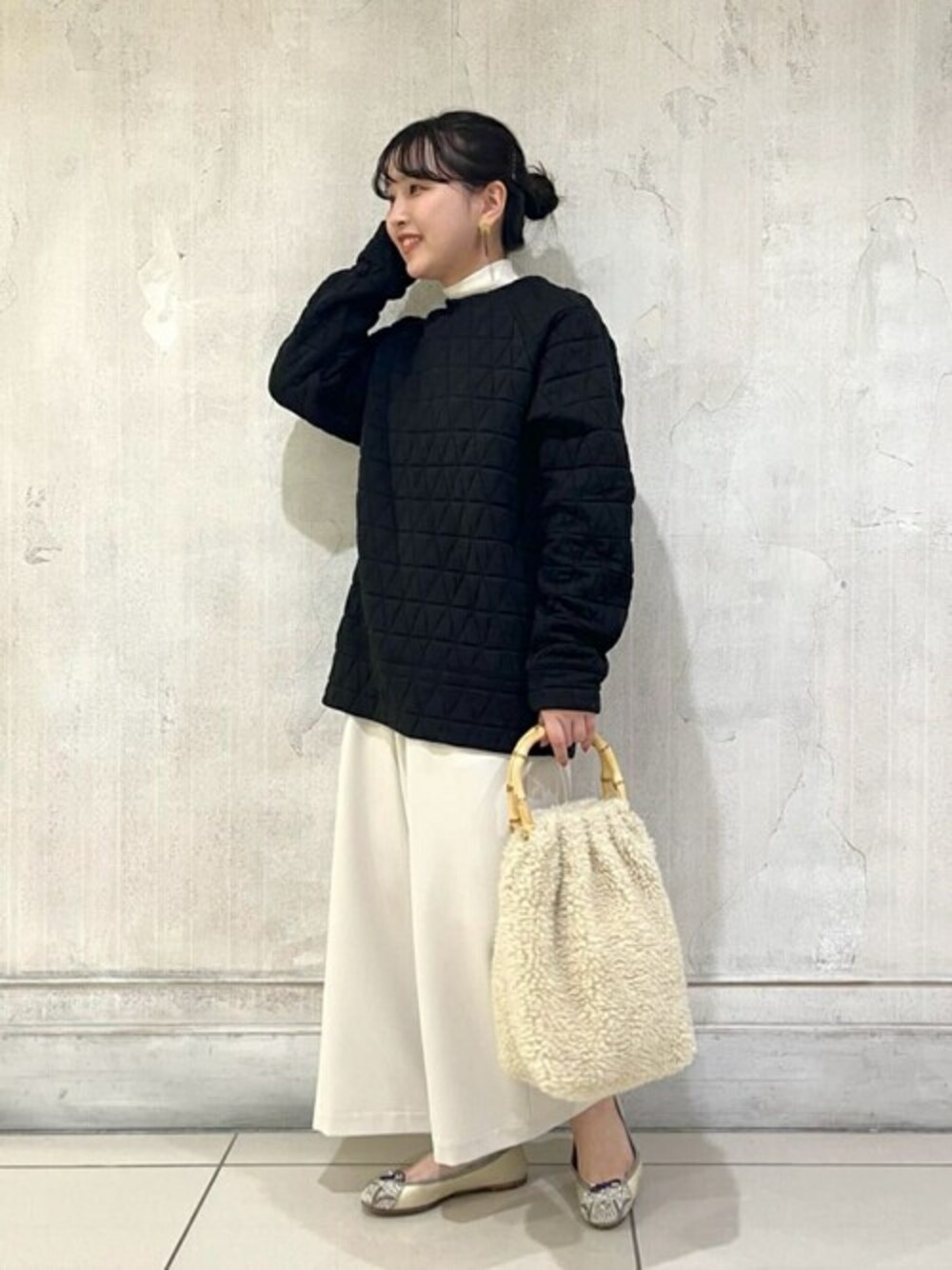 ブラック系のスウェット、ホワイト系のニット/セーター、ホワイト系のその他パンツを着用したレディースの冬コーディネートの1枚目の写真