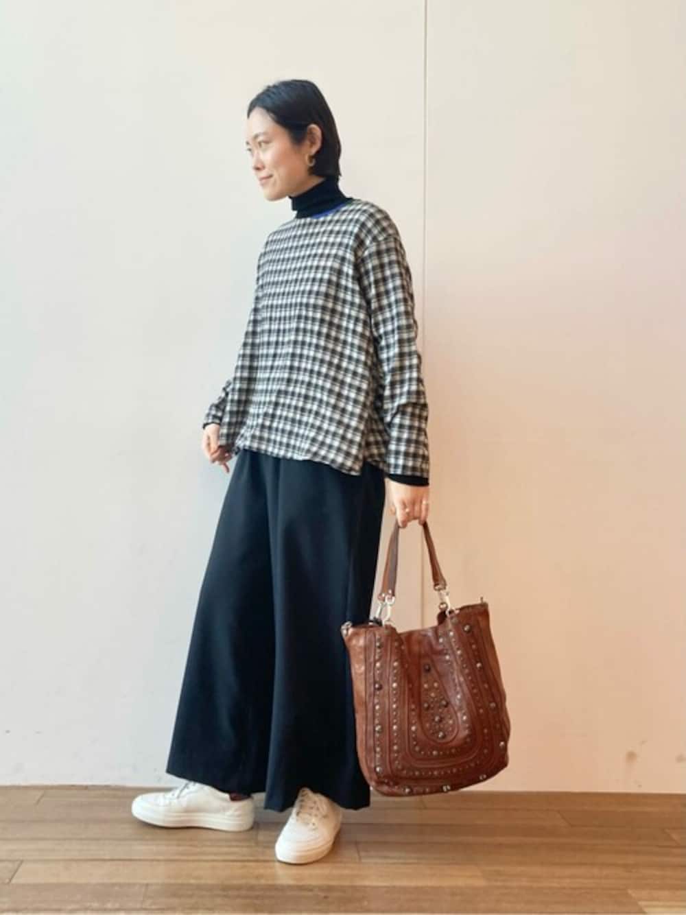「チェック、ブラウス、シンプル、刺繍、リラックススタイル、シンプルコーデ」｜「BEARDSLEYのハンドロック刺繍ブラウス（シャツ/ブラウス、ブラック系）」を使った、BEARDSLEYさん（レディース・165cm）の冬コーディネートの1枚目の写真