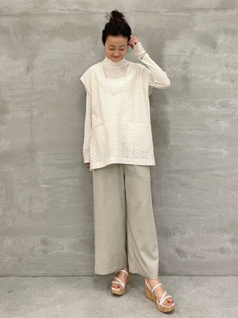 ホワイト系のシャツ/ブラウス、ホワイト系のニット/セーター、グリーン系のその他パンツを着用したレディースの冬コーディネートの1枚目の写真