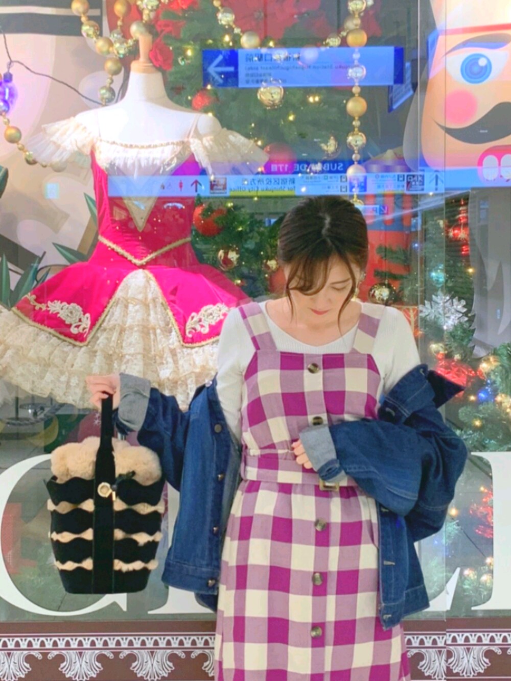 「年末WEAR感謝祭、チェックワンピース、きれいめカジュアル、デニムジャケット、バケツバッグ、ファーバッグ」｜「MILLION CARATSのアイテム（ワンピース、パープル系）」を使った、hinatamakoto_さん（レディース・168cm）の冬コーディネートの1枚目の写真