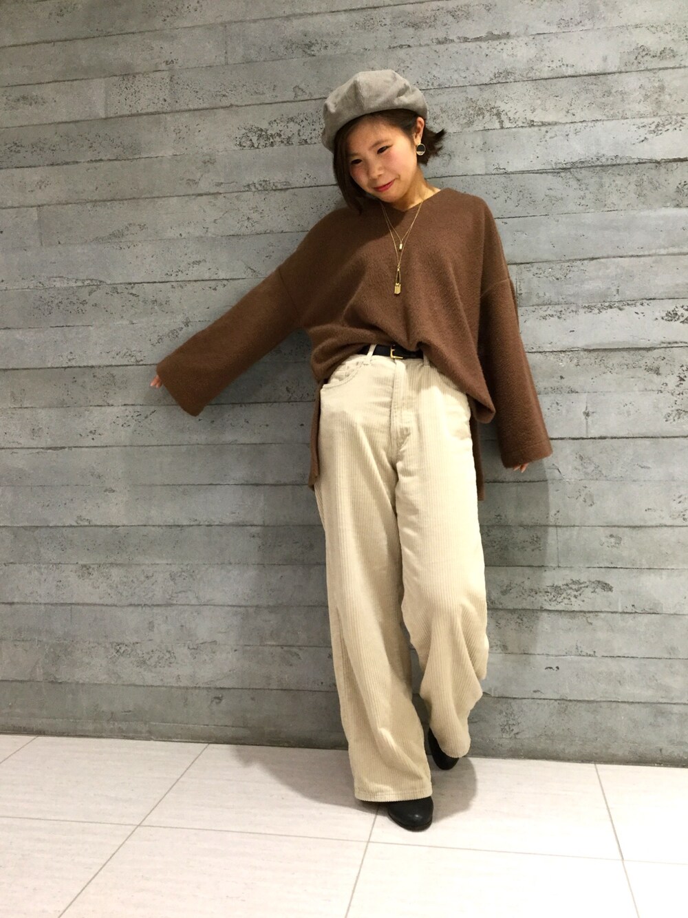 「ベレー帽、ブラウン、グラデーション、ワントーン、ロングトップス、Vネック、ワイドパンツ、コーデュロイ、ゆるトップス」｜「niko and...のオリジナル サイドゴアブーツ【niko and ...】（ブーツ、ブラック系）」を使った、ﾖｳｺ ｱﾔﾅさん（レディース・154cm）の冬コーディネートの1枚目の写真