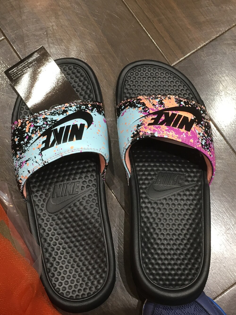 「シャワーサンダル、むしあつい、雨、アドバイスください、湿気が嫌い」｜「NIKEのアイテム（ビーチサンダル、ブラック系）」を使った、ＤＴさん（メンズ・177cm）の春コーディネートの1枚目の写真