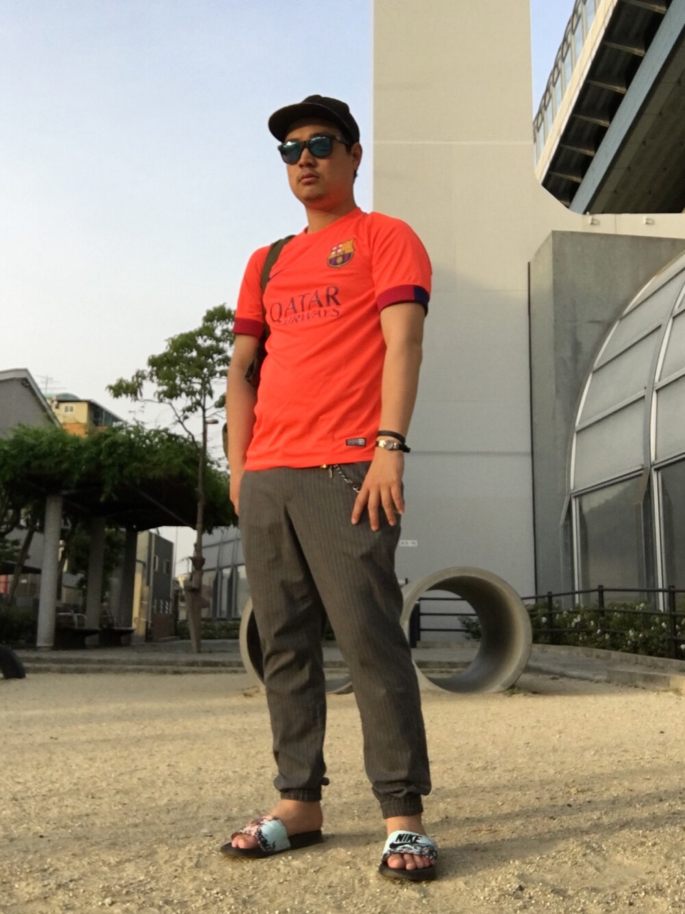 「バルセロナ、バルサ、サッカーユニフォーム」｜「NIKEのアイテム（Tシャツ/カットソー、オレンジ系）」を使った、ＤＴさん（メンズ・177cm）の春コーディネートの1枚目の写真
